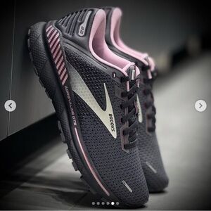 Brooks Women's Adrenaline GTS 22 - Black and Pink